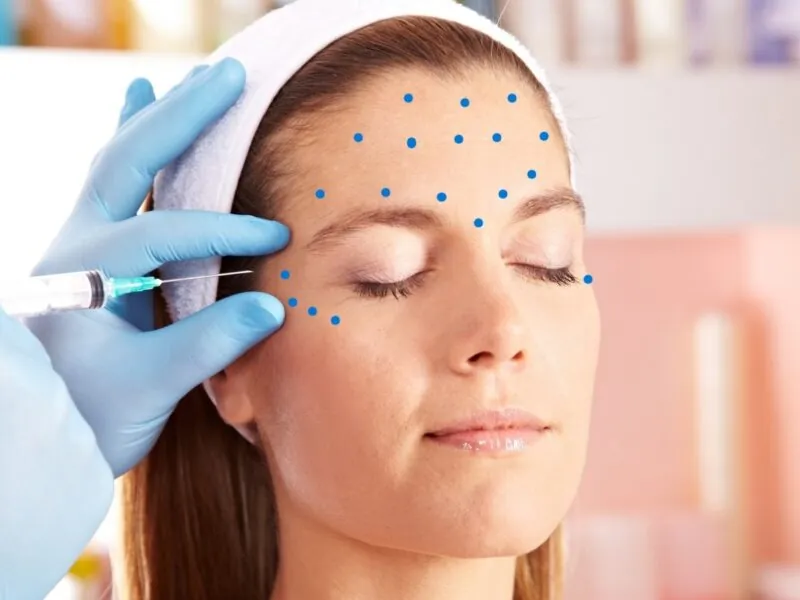 Profesional aplicando un tratamiento de medicina estética